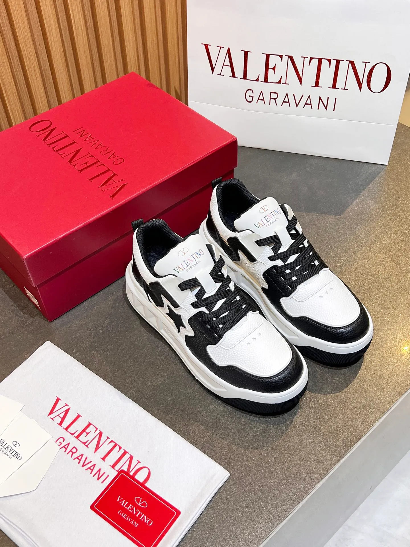 👟👟Ex-factory price 660👟👟 𝑽𝒂𝒍𝒆𝒏𝒕𝒊𝒏𝒐Valentino 𝑶𝒏𝒆𝑺𝒕𝒖𝒅 Couple casual sports shoes series Valentino 2024 new couple sports shoes are on sale. The original ZP was purchased and dismantled. Repeated pattern making and modification. I tried my best to restore it one to one! Top luxury masterpiece Signature five-pointed star design Soft and comfortable genuine leather with contrasting colors brings excellent and elegant texture and excellent on-foot comfort Top purchasing version upper: imported calfskin surface/original oil edge craftsmanship Outsole: original development 𝐓𝐏𝐔 two-color combination outsole Packaging: original configuration complete package Code number: 34-𝟒𝟓